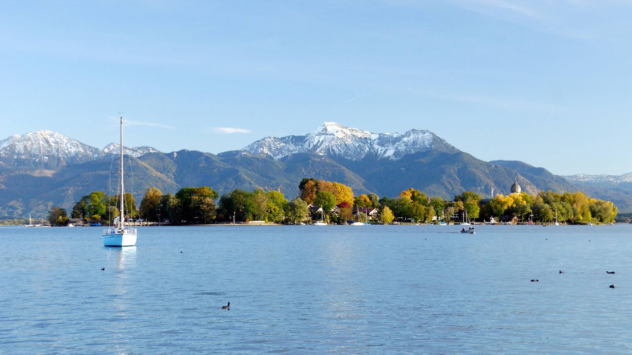 Chiemgau und Chiemsee vor den Alpen, Bayern
