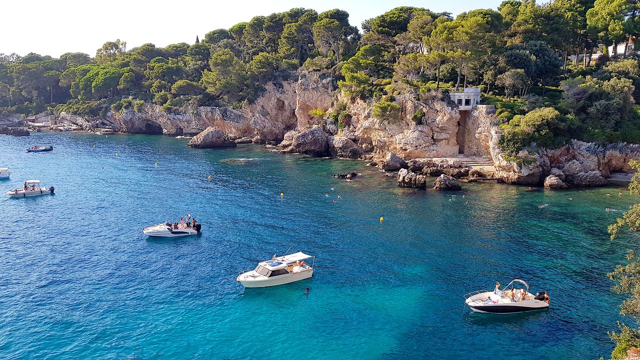 Kleine Boote schippern im Cap d'Antibes, C&ocirc;te d'Azur
