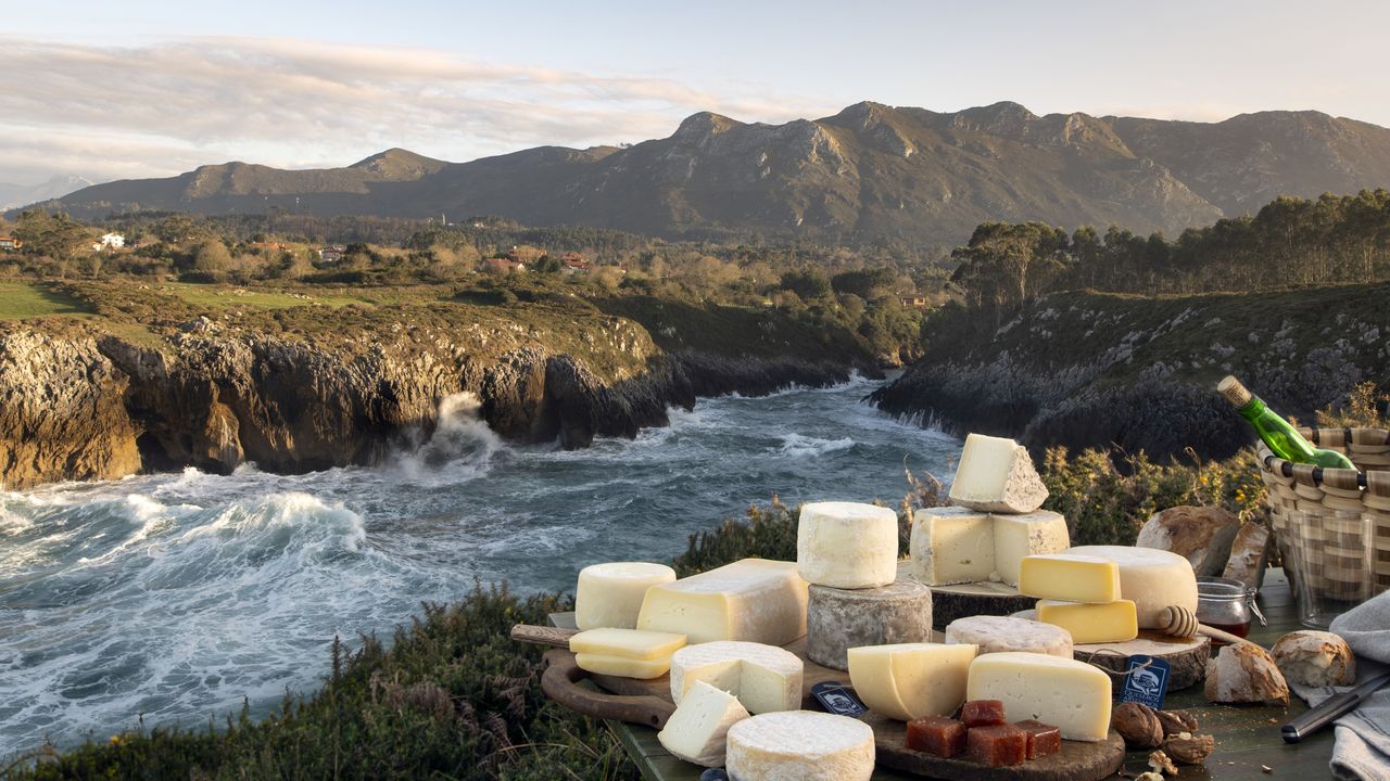 Spezialitäten aus Asturien vor einer Landschaft