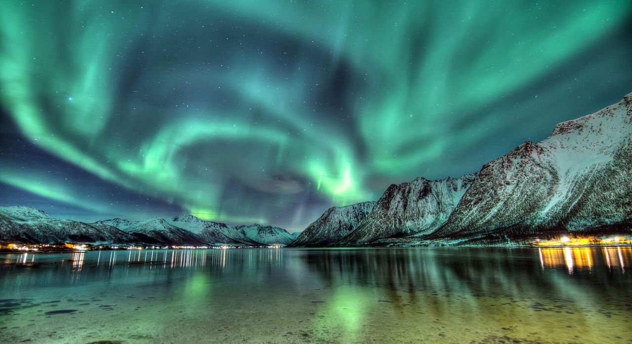 Norwegen, Polarlichter am Abend spiegeln sich im Wasser