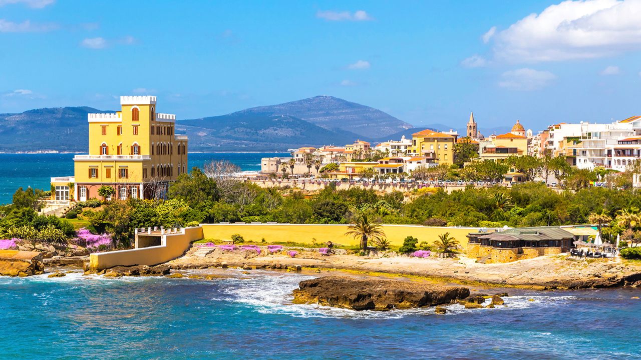 Küste der Stadt Alghero in Sardinien