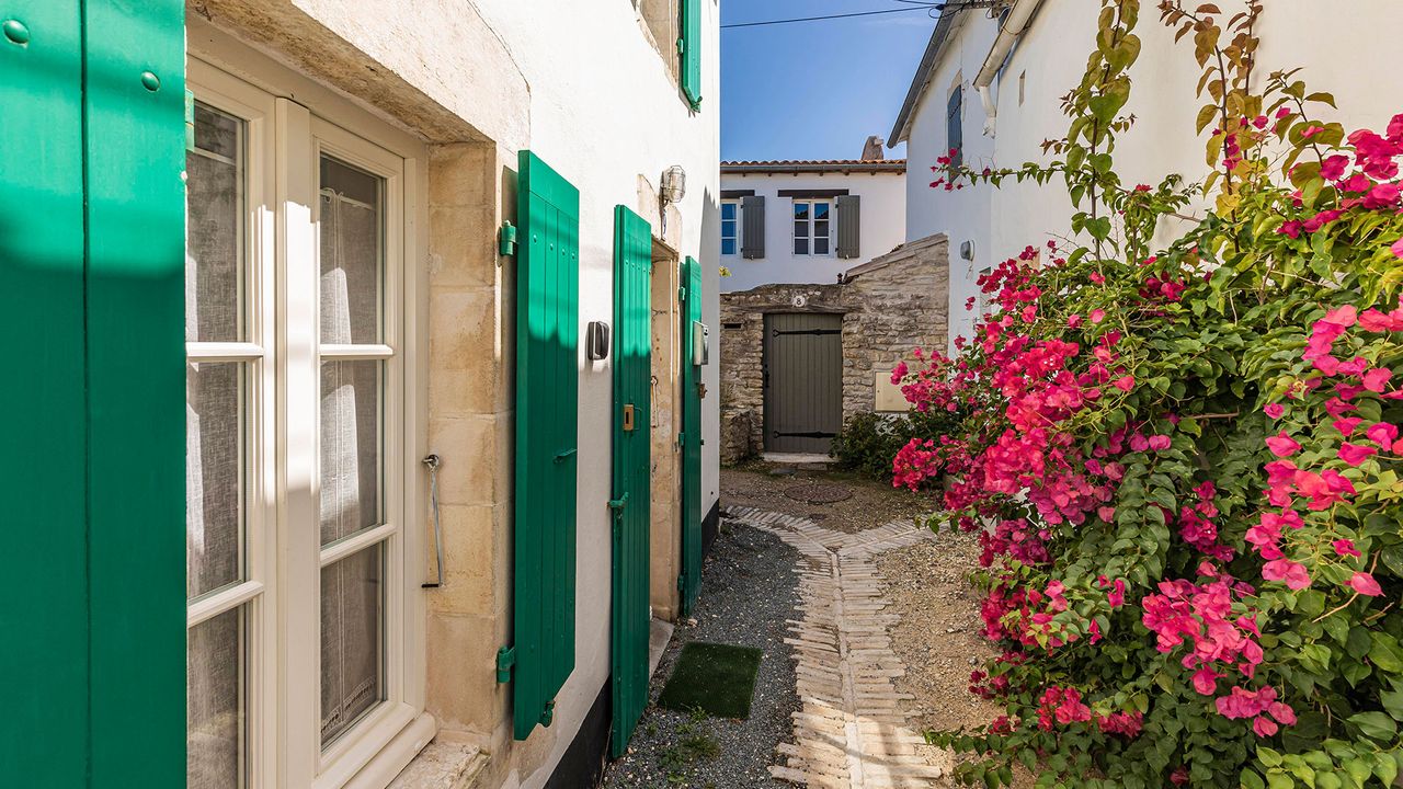 weiße Gasse in Ars-en-Ré, Île de Ré