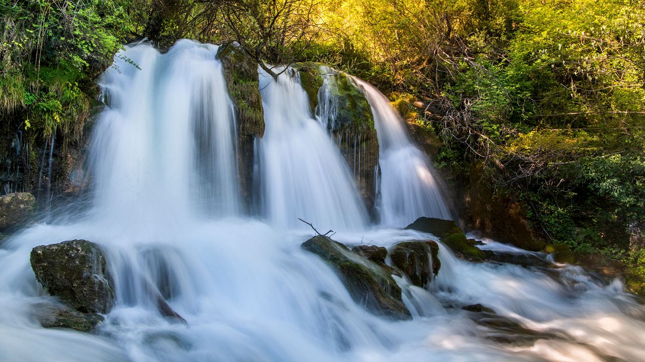 Adou-Wasserfall in der Region Berguedà, Nationalpark Cadamoixera