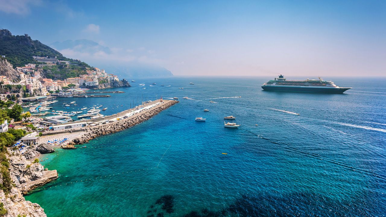 Ein Kreuzfahrtschiff im Mittelmeer vor der Amalfi-Küste