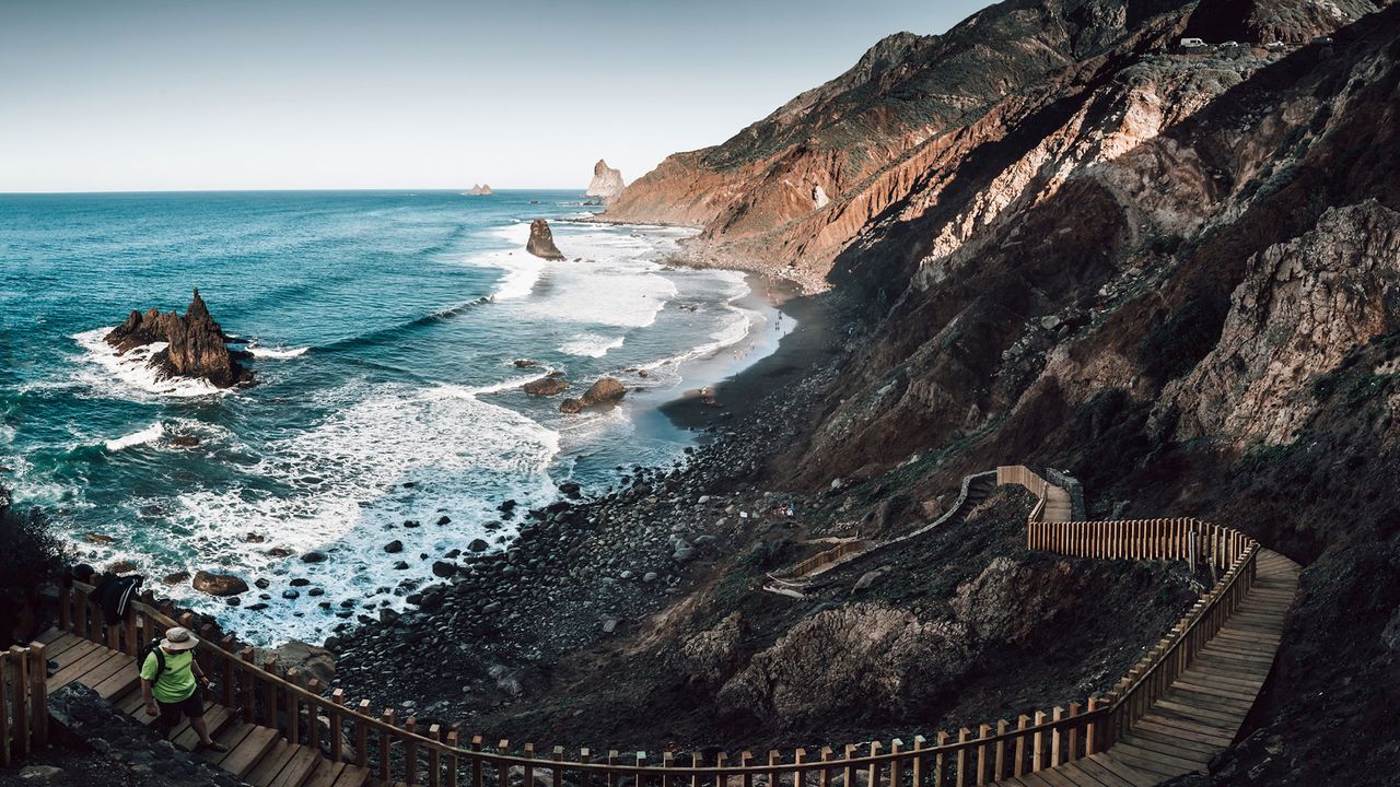 Blick auf die Playa de Benijo, Person geht Steintreppen zum Strand hinunter