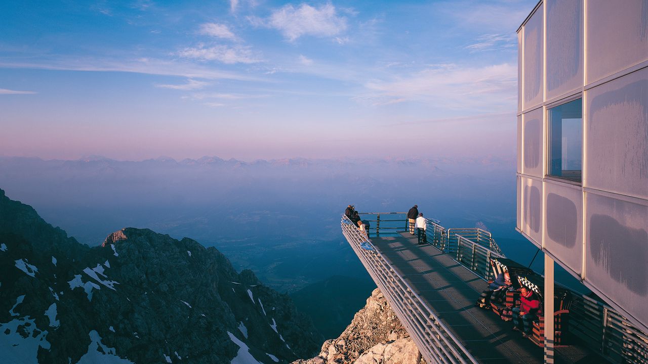 Besucher:innen wagen sich auf den Sky Walk an der neueröffneten Dachstein-Bergstation. Sky Walk am Dachstein