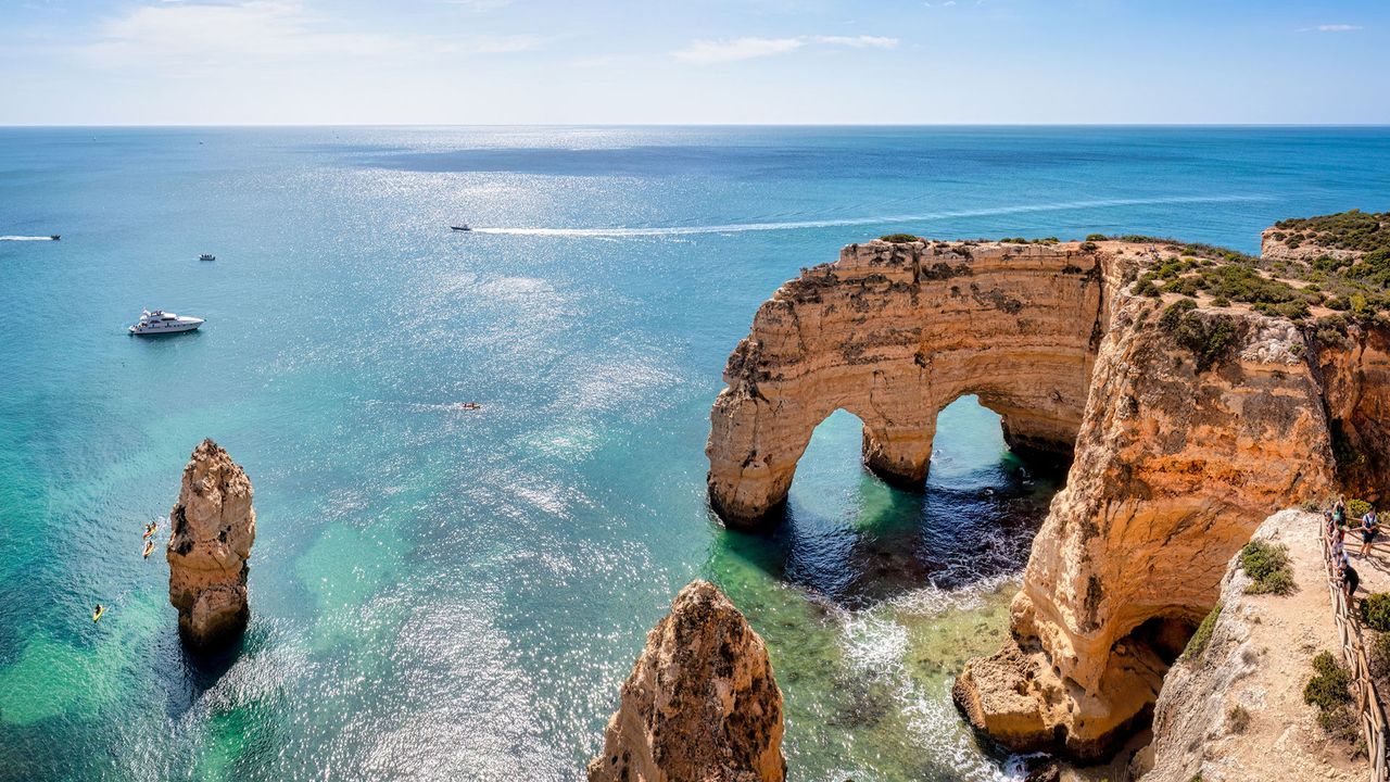 Blick auf Felsformation an der Praia do Marinha, Algarve
