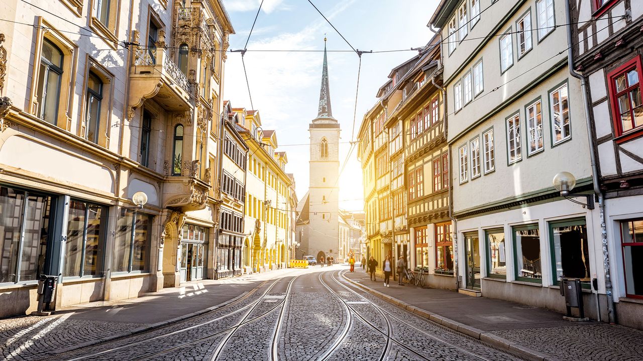 Altstadtgasse mit Allerheiligenkirche von Erfurt, Thüringen
