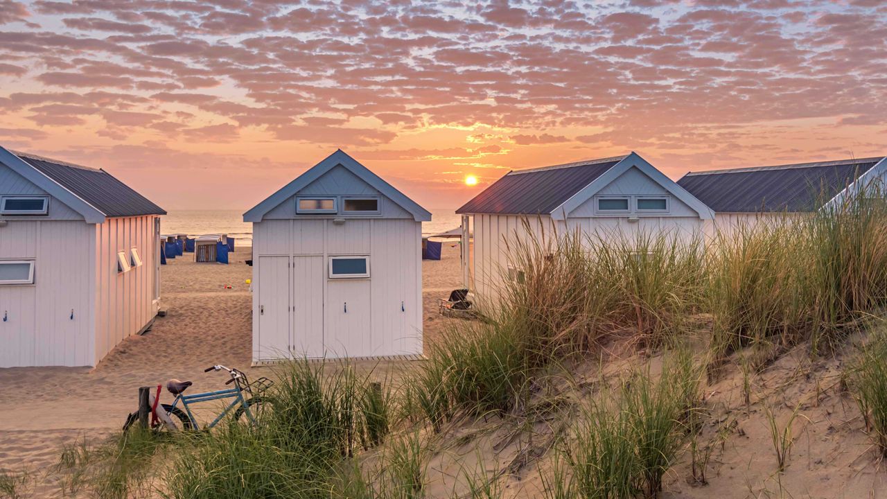 Strandhäuser am Strand von Katwijk an Zee in den Niederlanden