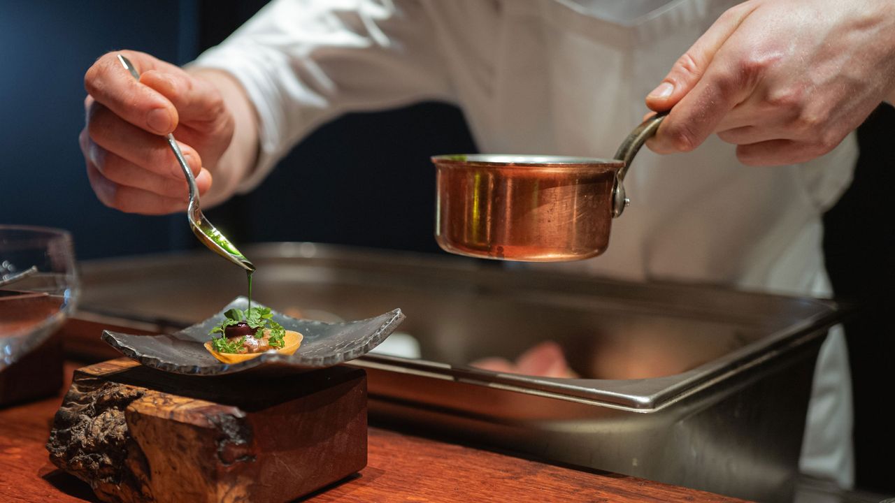 Gericht wird zubereitet im 100/200 Kitchen in Hamburg