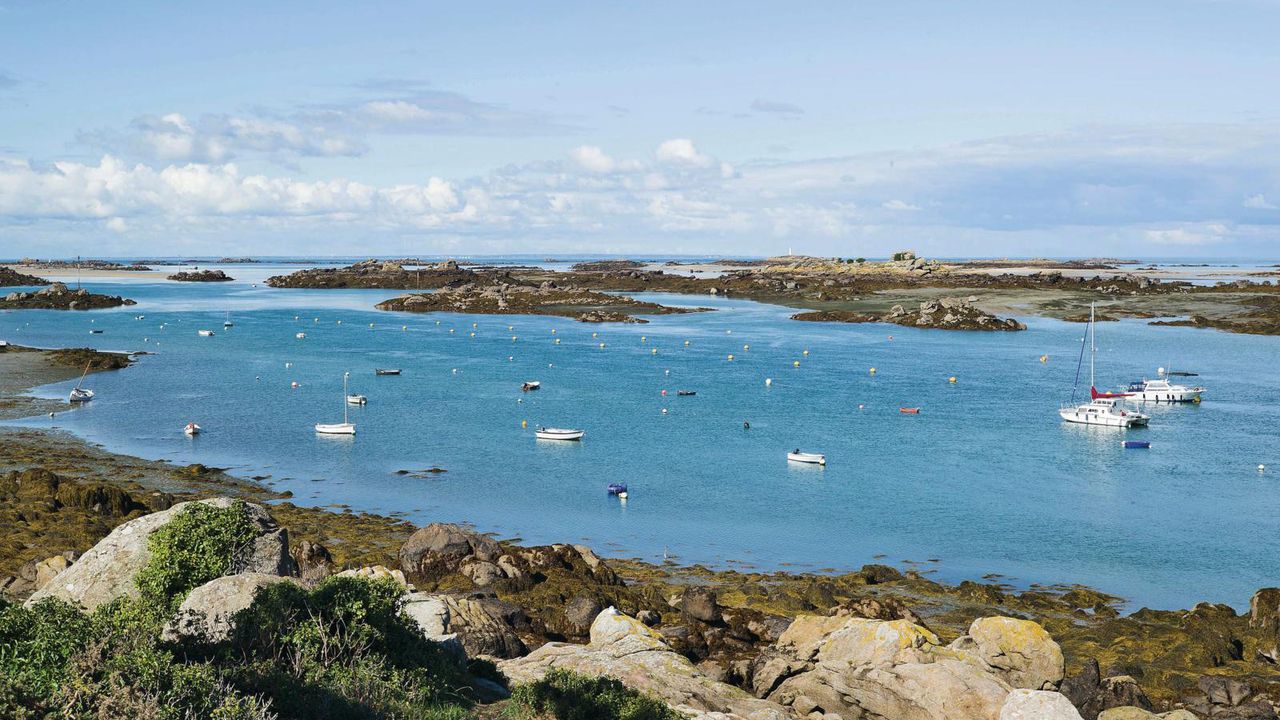 Boote liegen im Chausey-Archipel vor Nordfrankreich