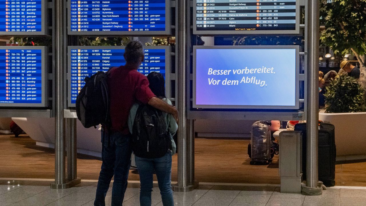 Flughagen Anzeigetafel und Passagiere 