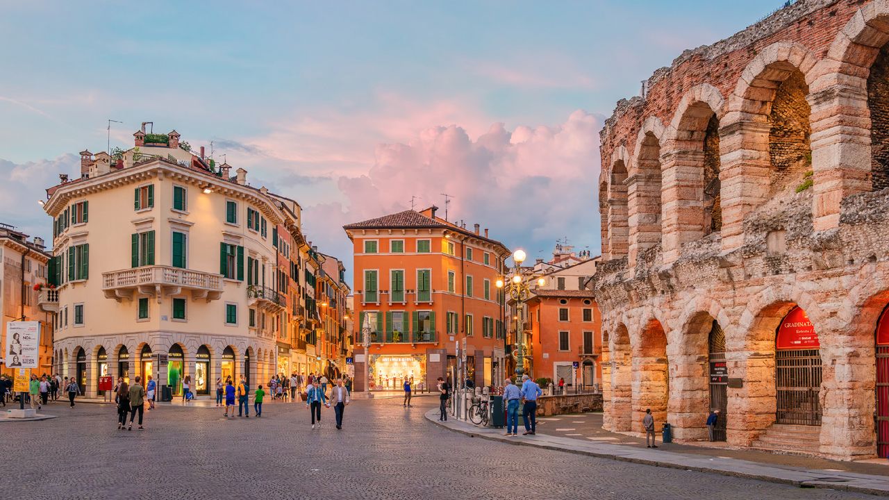 Stadtansicht vor der Arena von Verona, Italien