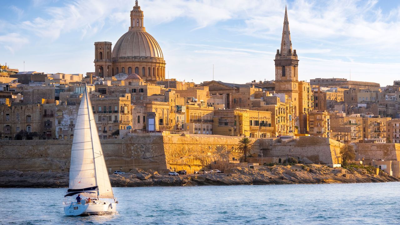 Hafen von Marsamxett mit Segelboot, Malta