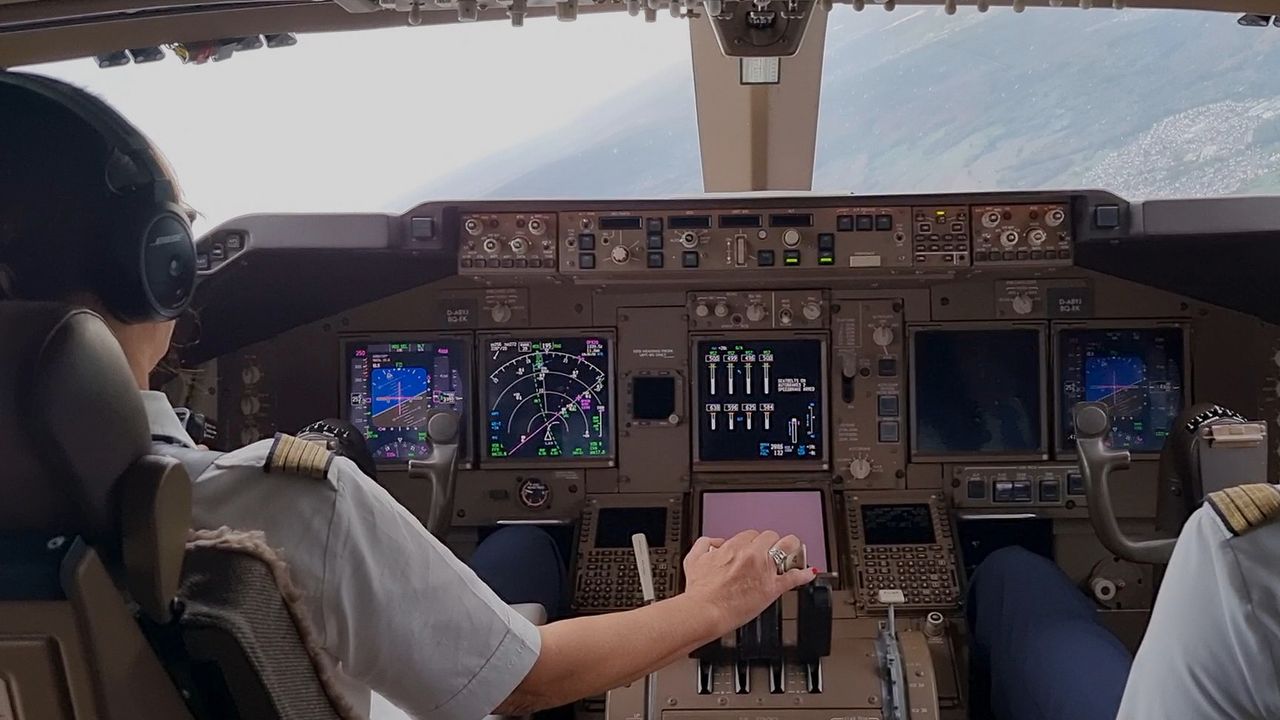 Pilotin im Cockpit