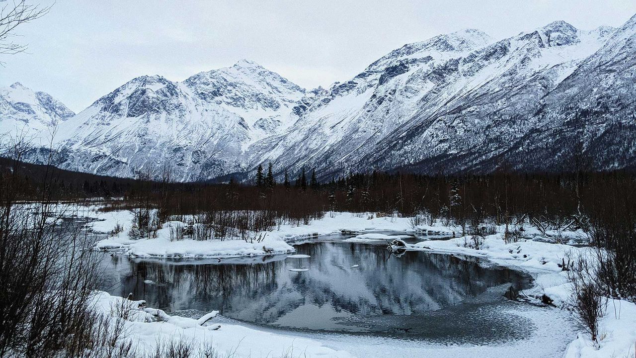 Eagle River und schneebedeckter Berg, Anchorage (Alaska)