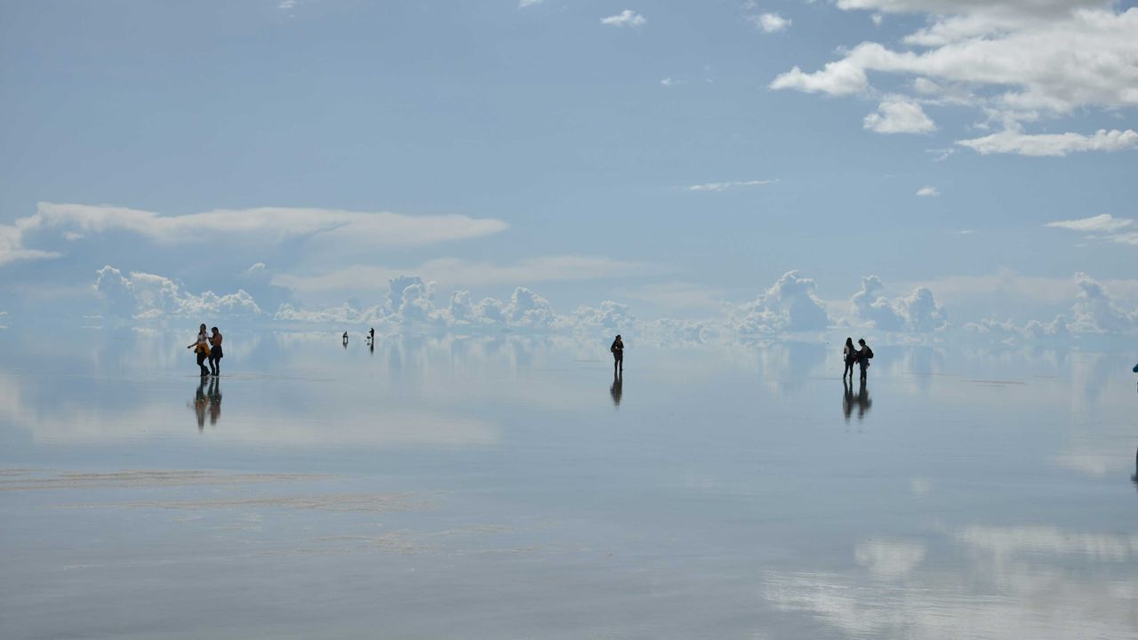 Menschen auf dem Salzsee der Salar de Uyuni, Bolivien
