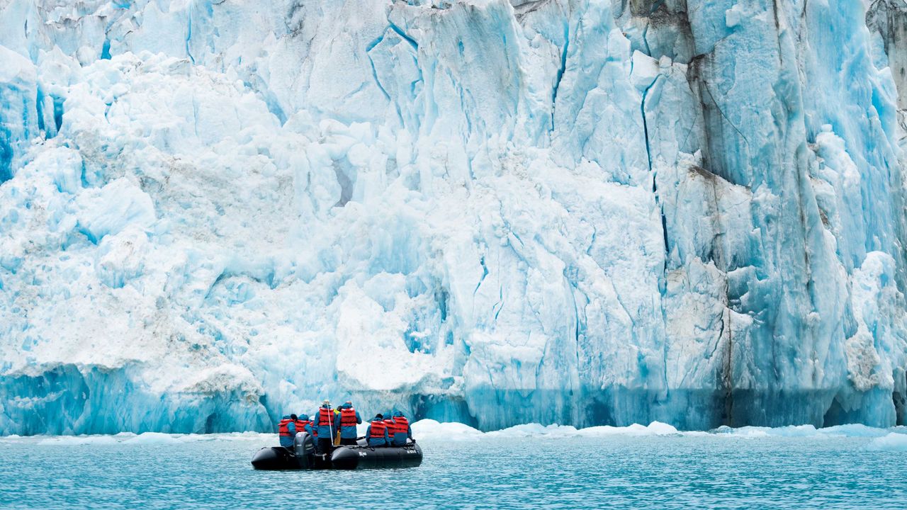Zodiac von Seabourn am Dawes-Gletscher in Alaska