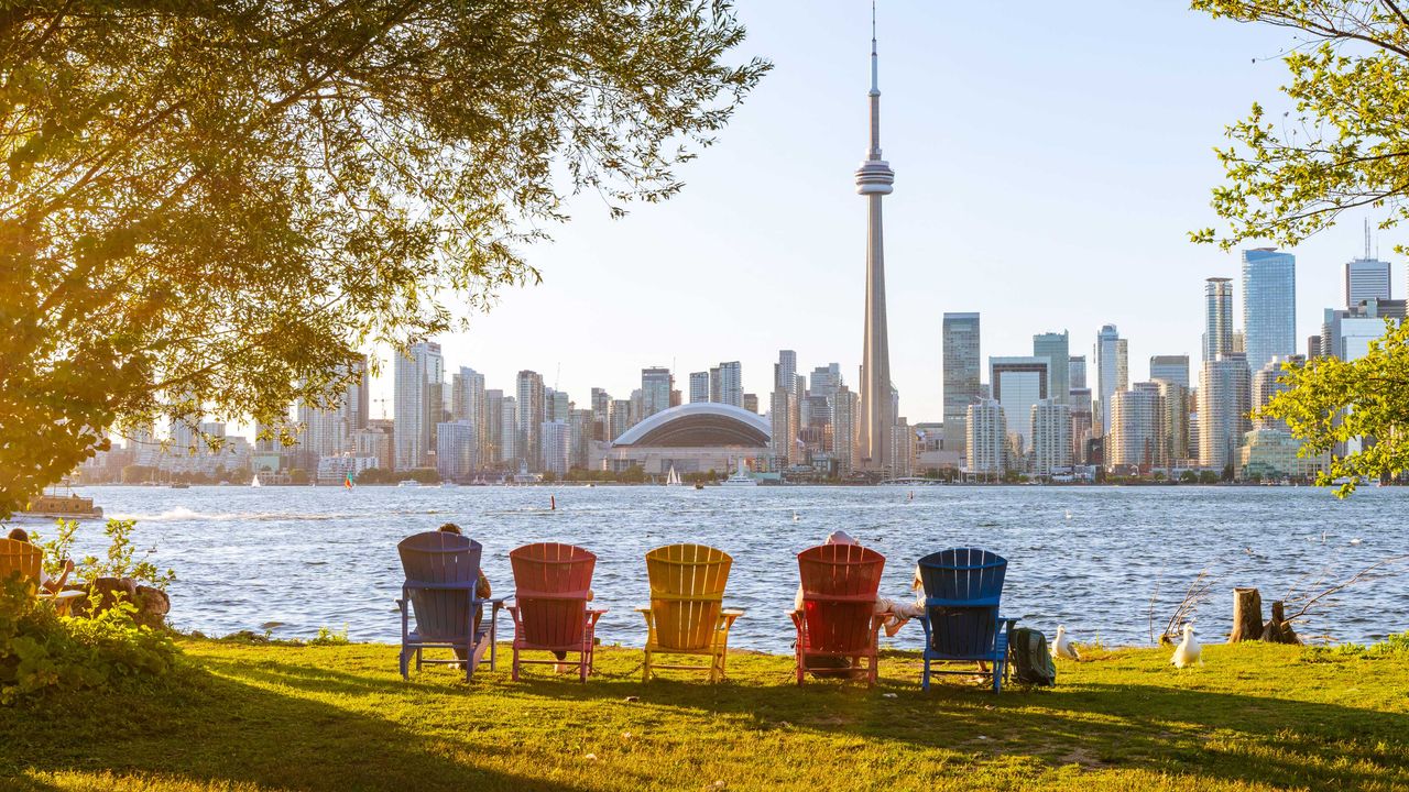 Adirondack-Stühle mit Blick auf die Skyline von Toronto