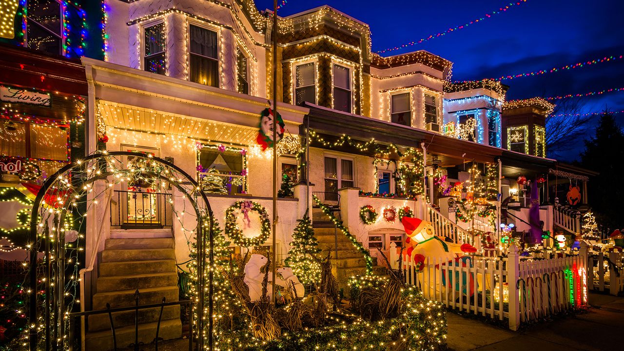 Baltimore, beleuchtete Straße und Häuser