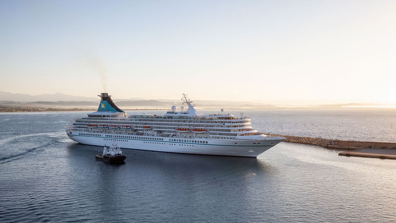 MS Artania unterwegs auf hoher See