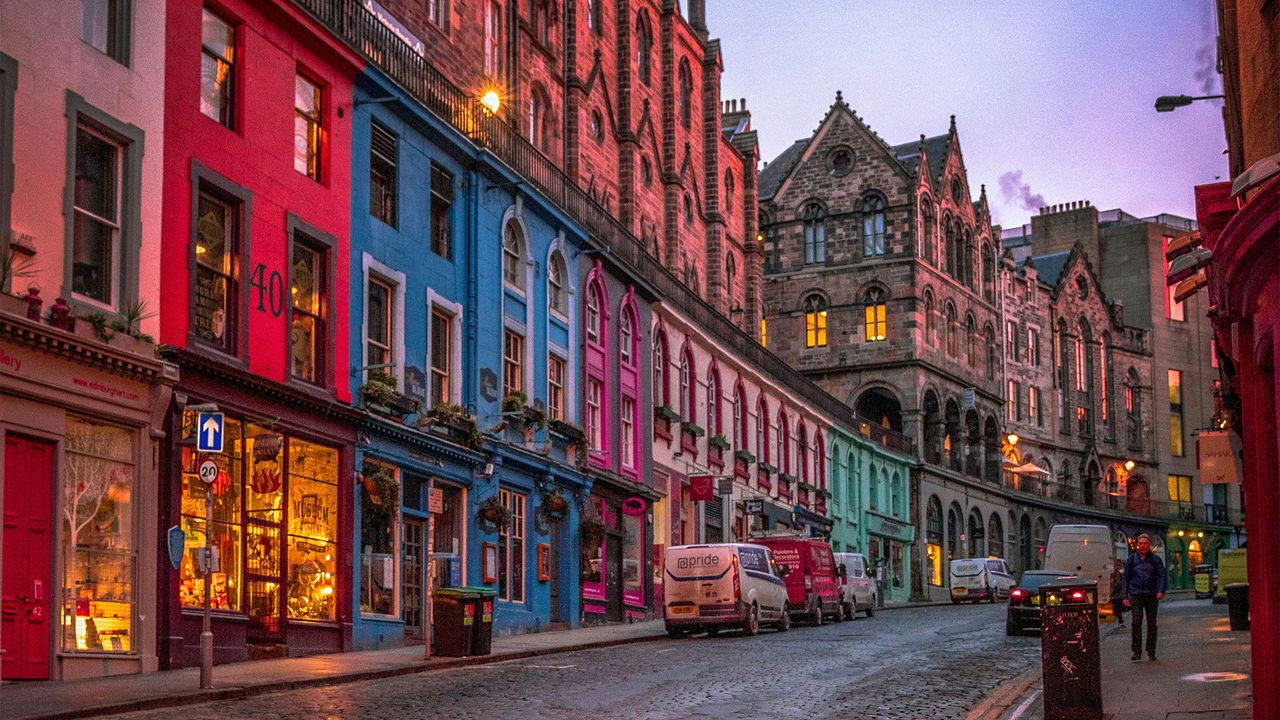 bunte Häuserreihe in Edinburgh