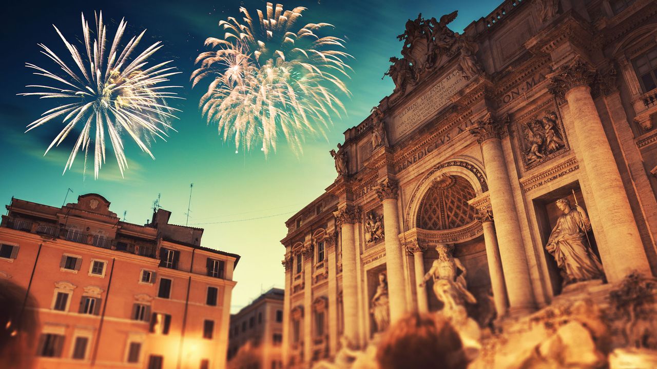 Feuerwerk über dem Trevi-Brunnen in Rom