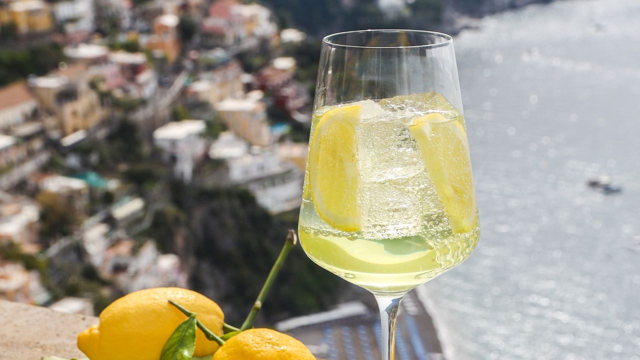Limoncello an der Amalfiküste, Italien