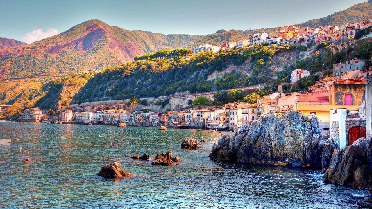 Blick vom Meer aus auf Scilla, Kalabrien