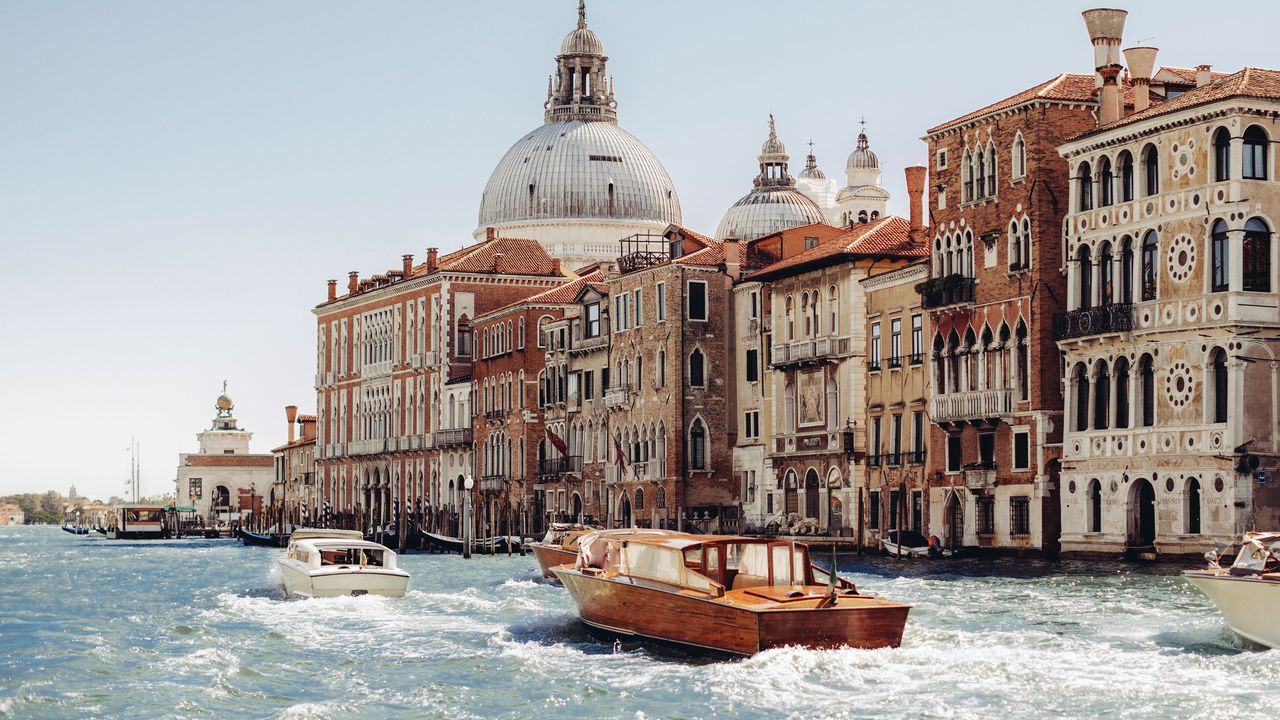 Boote auf dem Canal Grande in Venedig
