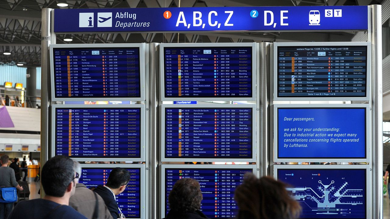 Fluganzeige am Frankfurter Flughafen