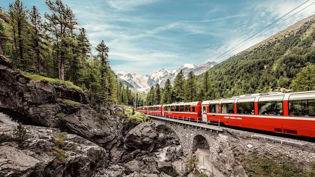 Durch Pontresina mit dem Bernina Express