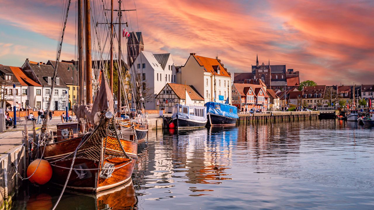 Alter Hafen in Wismar im Sonnenuntergang