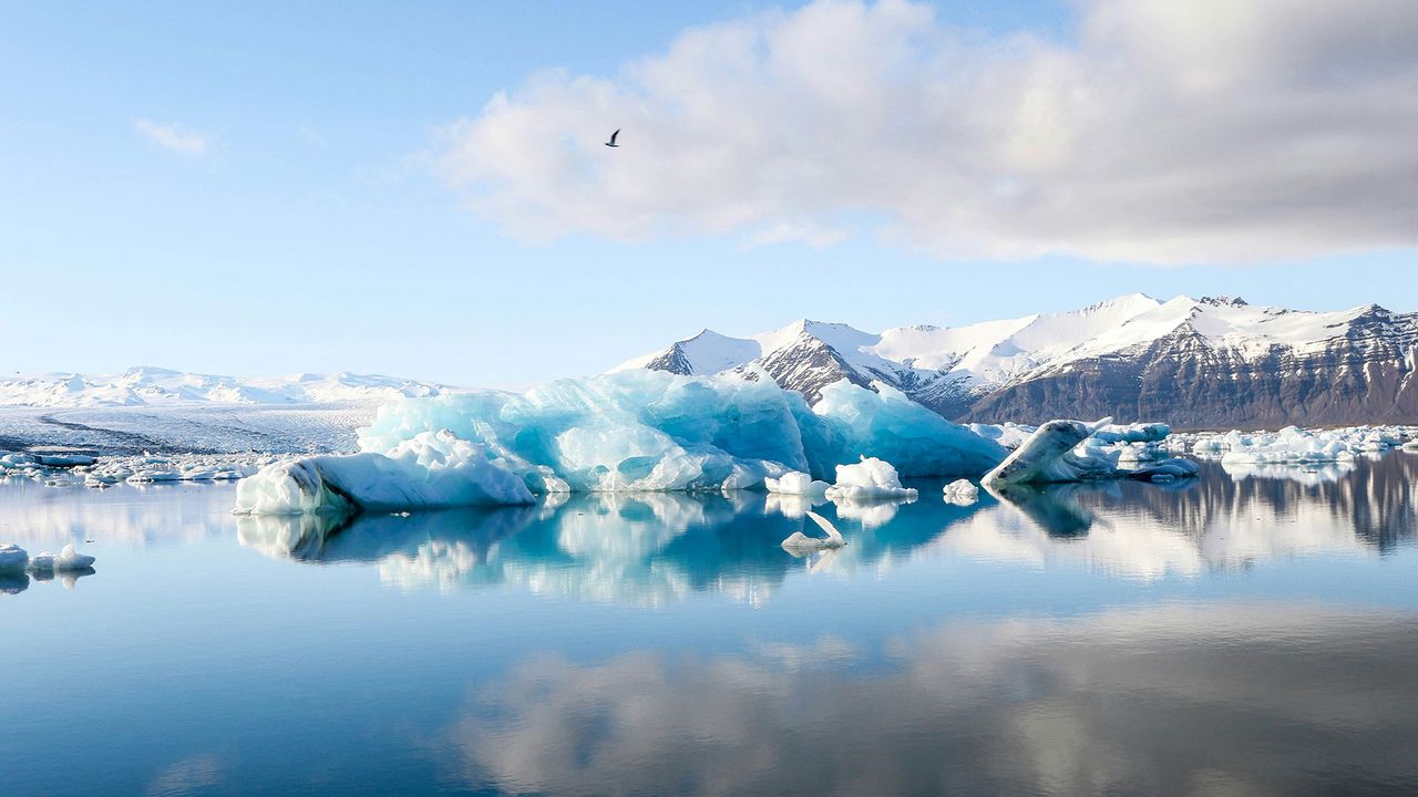 Eisbedeckte Berge in der Arktis