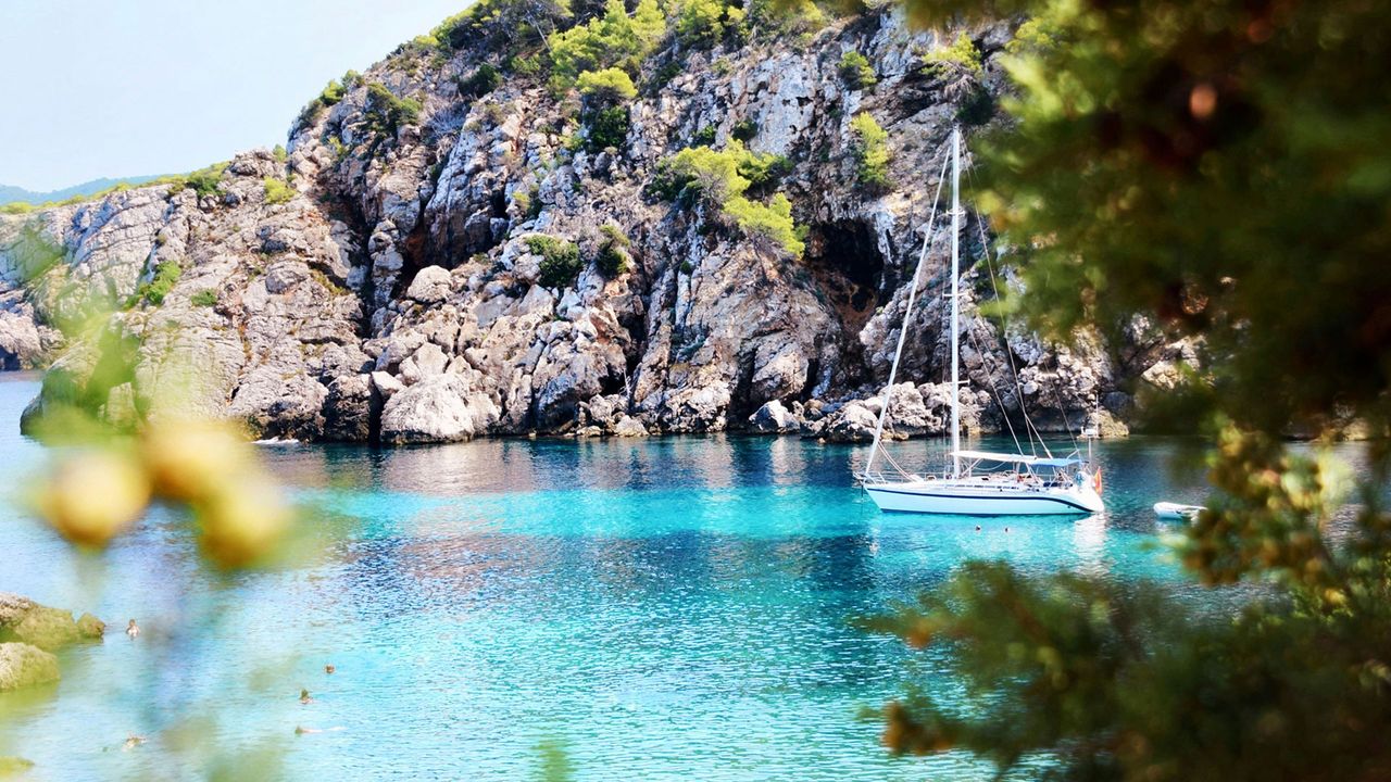 Boot dümpelt im Mittelmeer, Ibiza