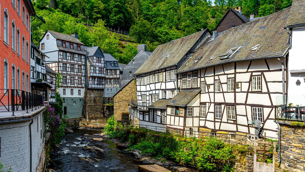 Fachwerkhäuser säumen die Rur in Monschau