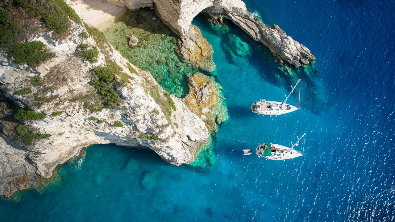 Luftaufnahme einer Bucht mit Booten auf Paxos, Griechenland