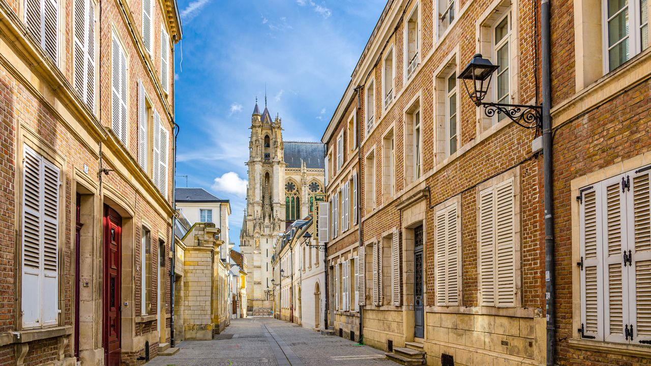 Malerische Straße in Amiens mit Blick auf Kathedrale