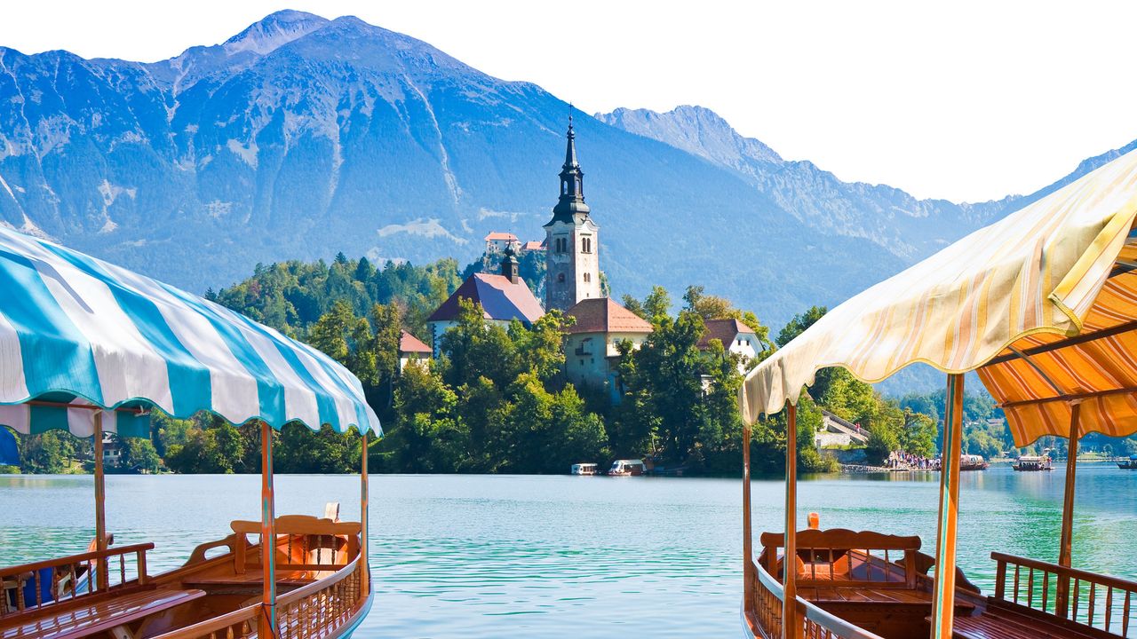 Pletna-Holzboote auf dem Bleder See, in Richtung Blejski Otok