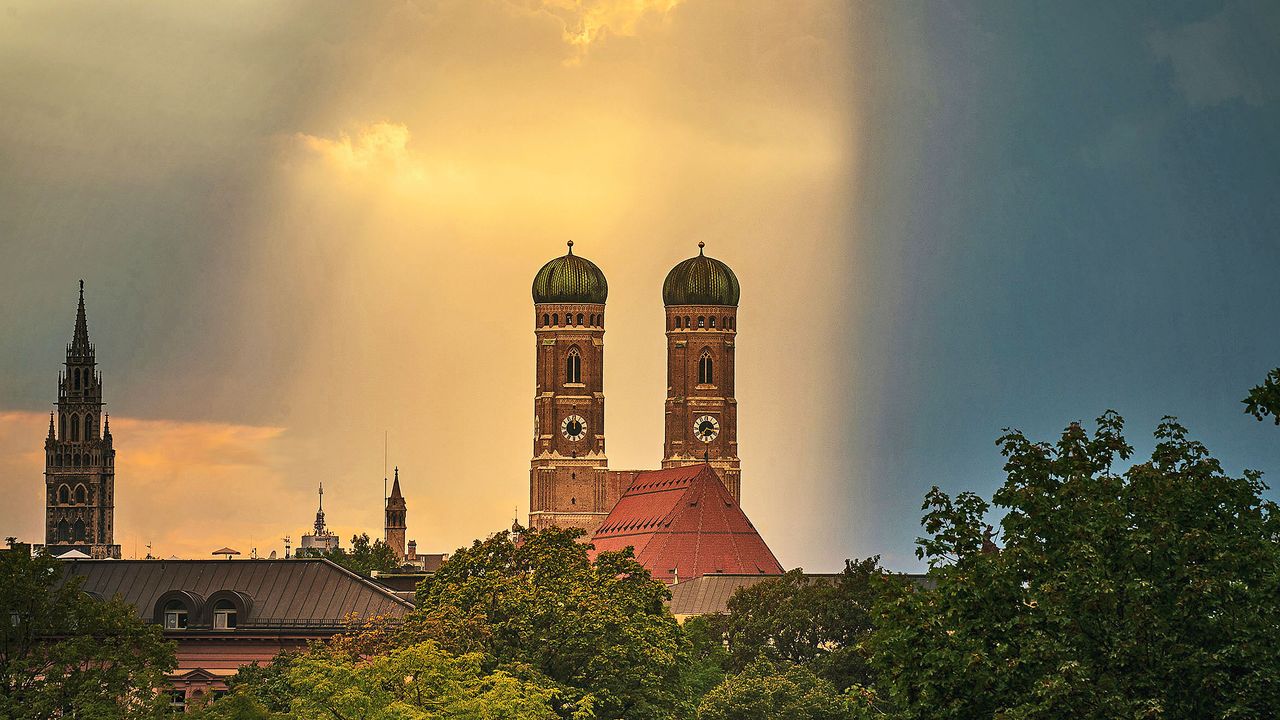 Münchner Frauenkirche in himmlischem Licht