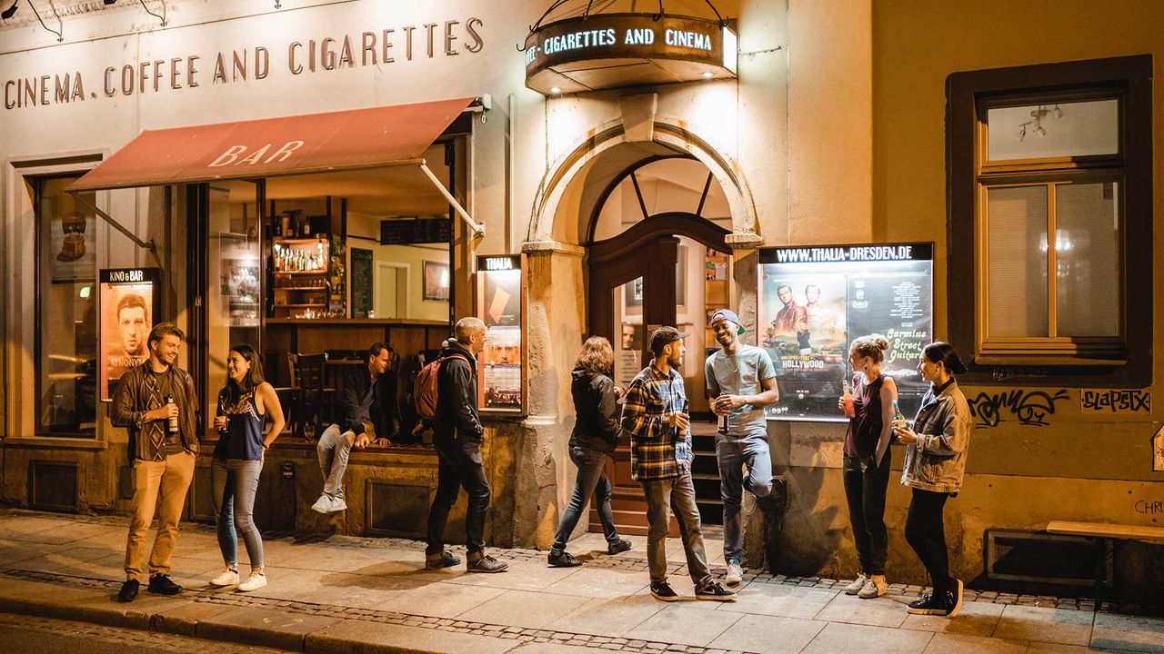 Menschen stehen vor dem Programmkino Thalia an der Görlitzer Straße, Dresden