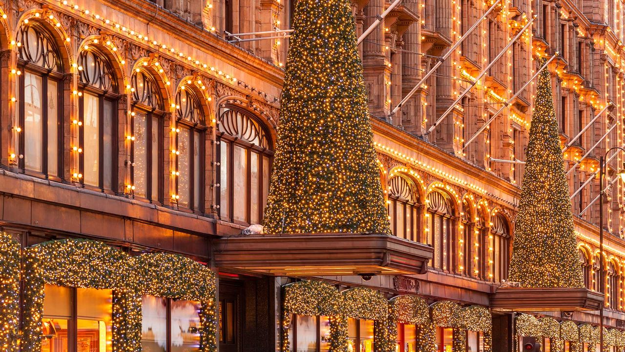 weihnachtlich dekoriertes Kaufhaus Harrods in London