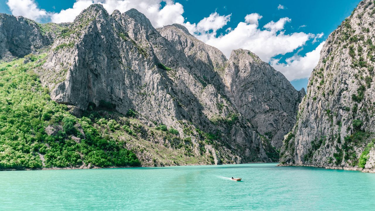 Bergsee und schroffe Gipfel in Albanien