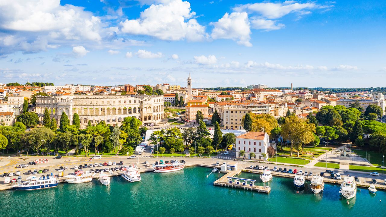Blick vom Meer aus auf Pula in Istrien