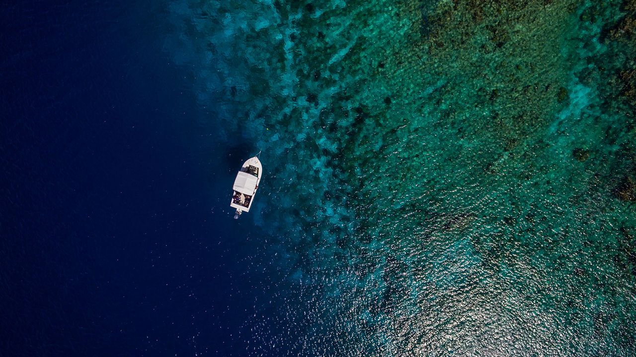Boot im Karibischen Meer bei Bonaire, Drohnenaufnahme