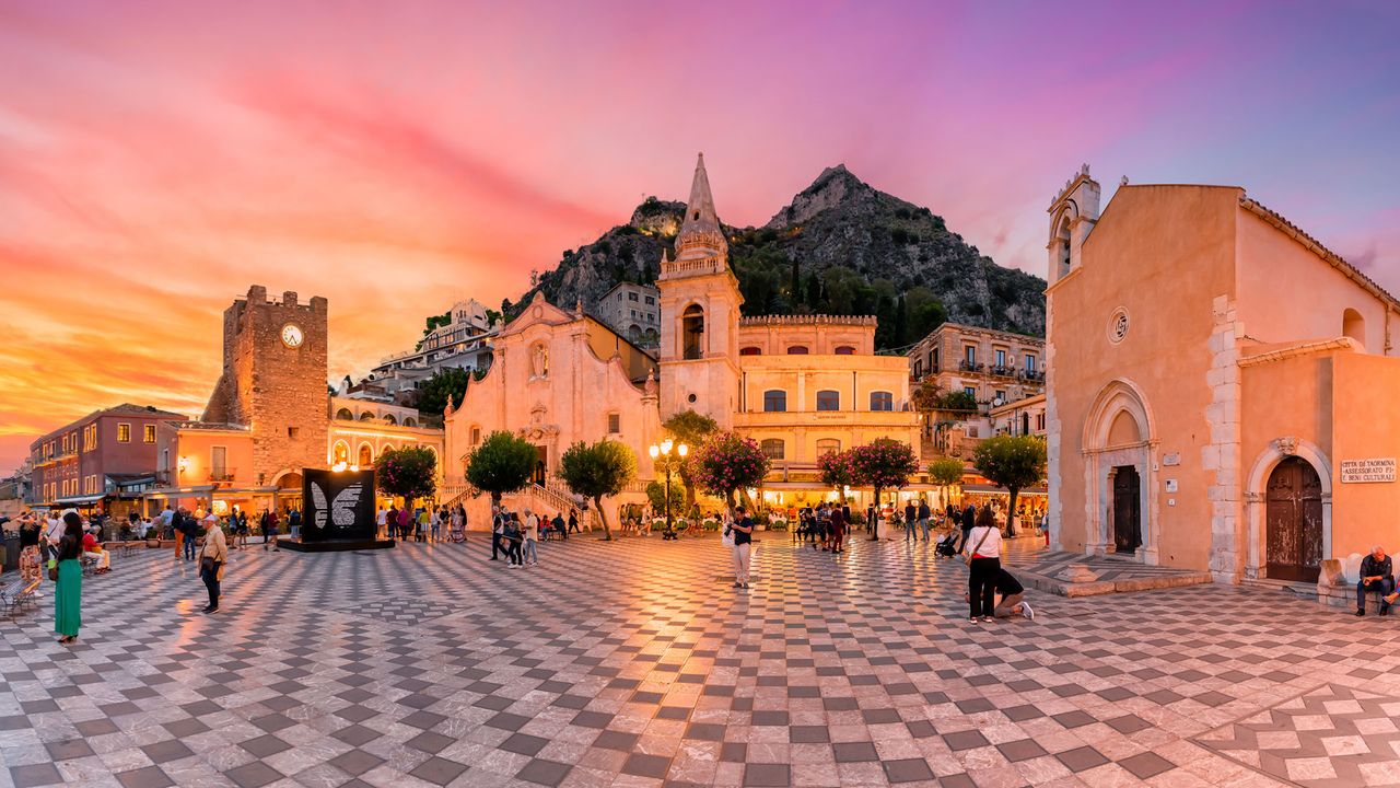 Piazza IX Aprile in Taormina im Abendlicht