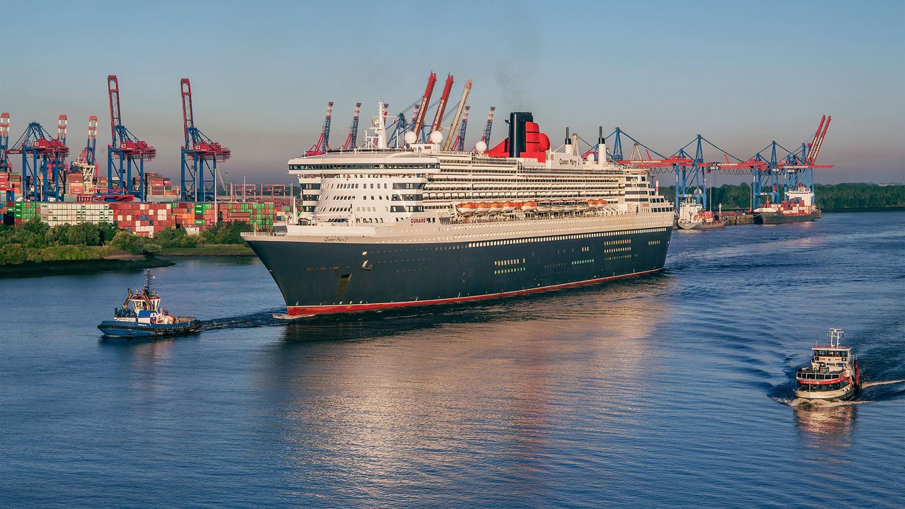 Queen Mary 2 auf der Elbe im Hamburger Hafen