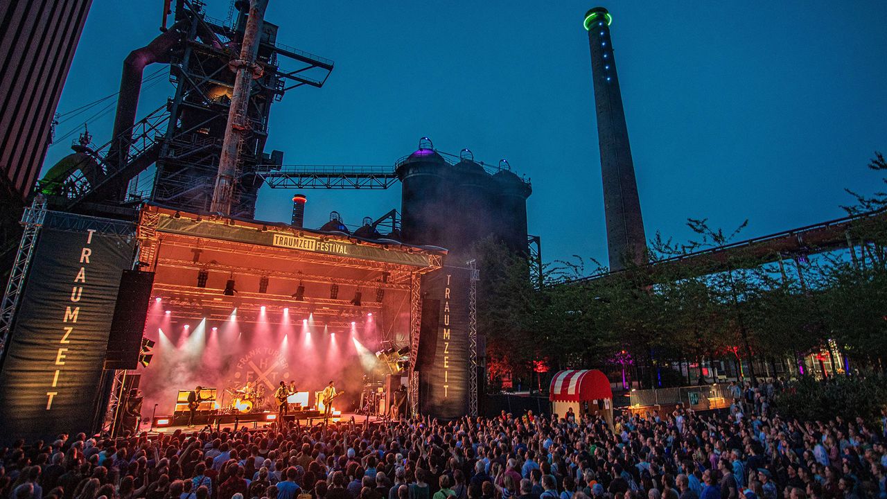 beleuchtete Bühne im Landschaftspark Duisburg-Nord