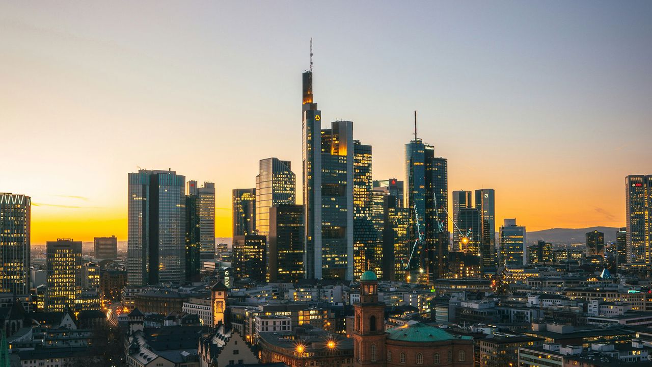 beleuchtete Skyline von Frankfurt am Main beim Sonnenuntergang