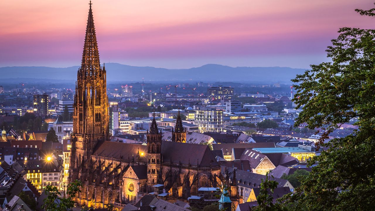 Freiburger Münster bei Sonnenuntergang